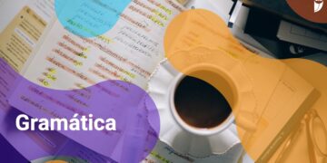 Estudo de gramática com destaque para regras e exemplos, acompanhado de uma xícara de café.