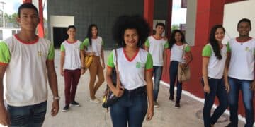 Grupo de jovens sorrindo em frente ao Instituto Federal do Amapá (IFAP), com destaque para o curso técnico de Defesa Civil.