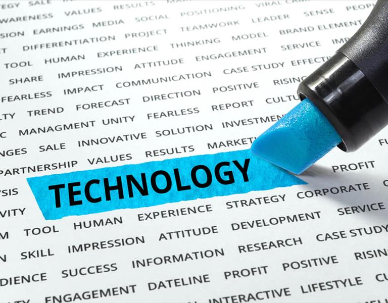 Imagem de uma palavra destacada com marcador azul, 'TECHNOLOGY', entre várias outras palavras em um fundo de texto impresso.