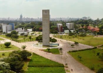 Vista panorâmica do campus da USP com destaque para o Obelisco e a cidade ao fundo, representando a excelência acadêmica das universidades do Brasil.