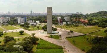 Vista panorâmica do campus da USP com destaque para o Obelisco e a cidade ao fundo, representando a excelência acadêmica das universidades do Brasil.