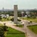 Vista panorâmica do campus da USP com destaque para o Obelisco e a cidade ao fundo, representando a excelência acadêmica das universidades do Brasil.