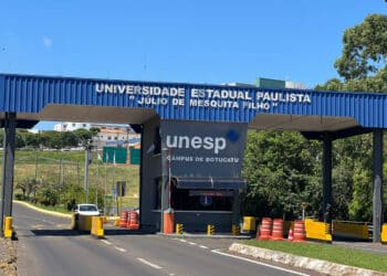 Entrada principal da Universidade Estadual Paulista (UNESP) no campus de Botucatu.