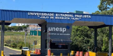 Entrada principal da Universidade Estadual Paulista (UNESP) no campus de Botucatu.