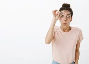 Mulher com expressão surpresa, representando a reação ao descobrir a maior palavra da língua portuguesa.