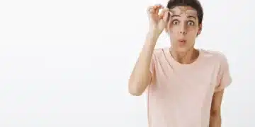 Mulher com expressão surpresa, representando a reação ao descobrir a maior palavra da língua portuguesa.
