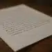 Página manuscrita com letras cursivas em papel representando uma redação perfeita.