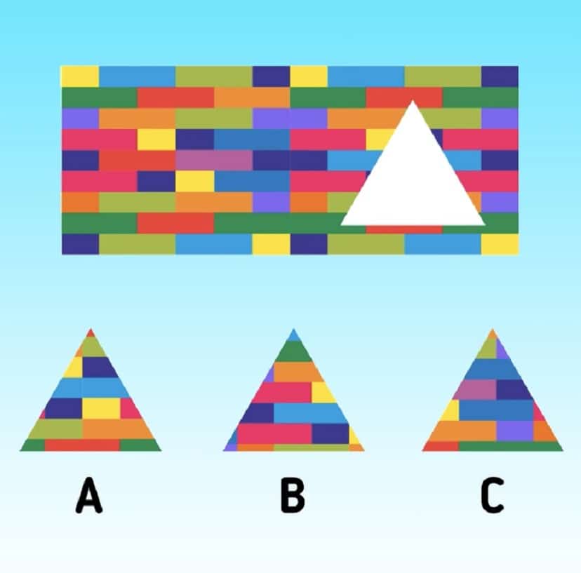 Desafio lógico visual com triângulo ausente em padrão colorido de blocos