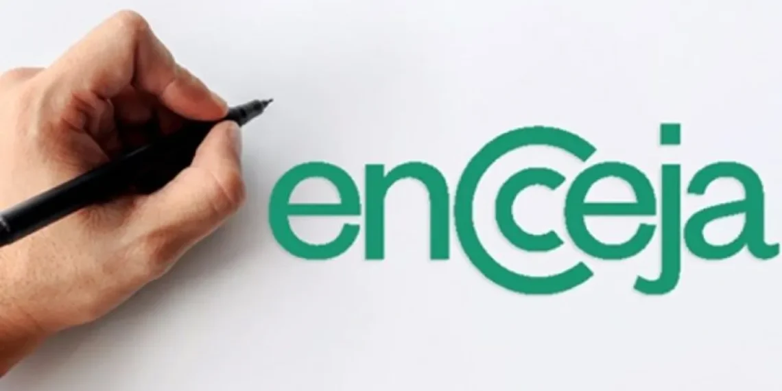 Mão escrevendo sobre o logo do Encceja, simbolizando o processo de consulta de resultados do exame.