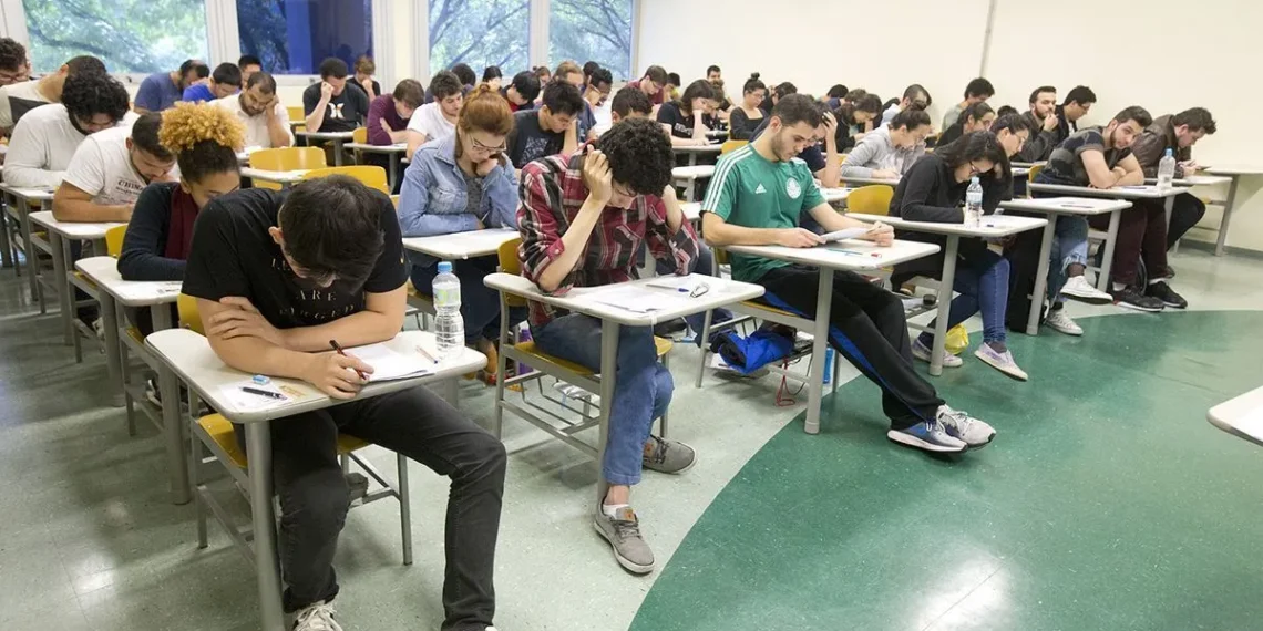 Candidatos fazendo a prova do vestibular, simbolizando o esforço e concentração dos participantes da Fuvest.