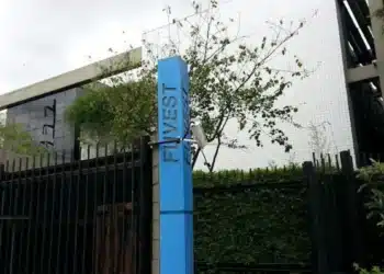 Entrada do prédio da Fuvest com inscrição para o vestibular 2026 aberta