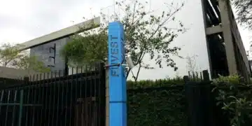 Entrada do prédio da Fuvest com inscrição para o vestibular 2026 aberta