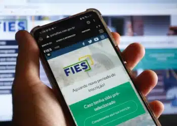 Imagem exibindo a tela do portal do FIES em um celular, mostrando informações sobre o renegociação de dívida do FIES.
