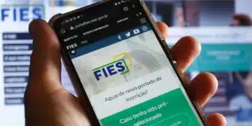 Imagem exibindo a tela do portal do FIES em um celular, mostrando informações sobre o renegociação de dívida do FIES.