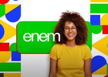 Mulher sorrindo, usando camiseta amarela, com o logo do ENEM ao fundo, representando a inscrição no exame.