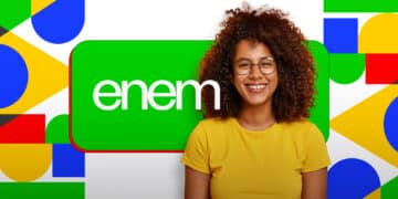 Mulher sorrindo, usando camiseta amarela, com o logo do ENEM ao fundo, representando a inscrição no exame.