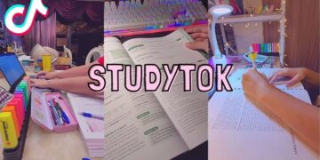 Estação de estudo organizada com livros, marca-textos e teclado colorido, representando a tendência StudyTok no TikTok.