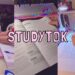 Estação de estudo organizada com livros, marca-textos e teclado colorido, representando a tendência StudyTok no TikTok.