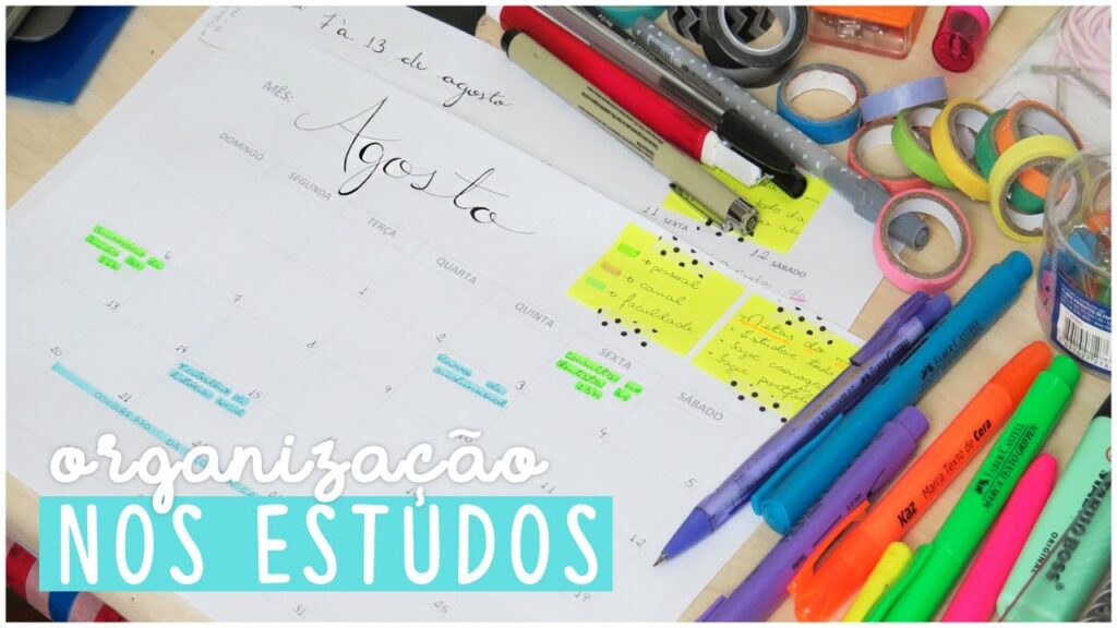 Imagem de um calendário mensal de agosto com planejamento de estudos, rodeado por materiais escolares como canetas, marcadores e fitas adesivas coloridas.