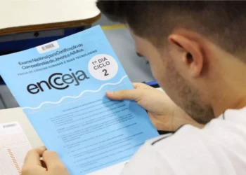 Participante do Exame Nacional para Certificação de Competências de Jovens e Adultos (Encceja) 2025 lendo as questões de Ciências Humanas e suas Tecnologias.