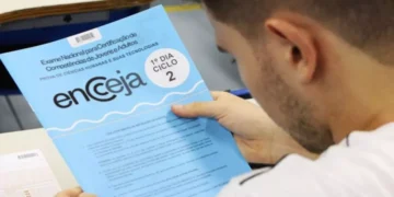 Participante do Exame Nacional para Certificação de Competências de Jovens e Adultos (Encceja) 2025 lendo as questões de Ciências Humanas e suas Tecnologias.