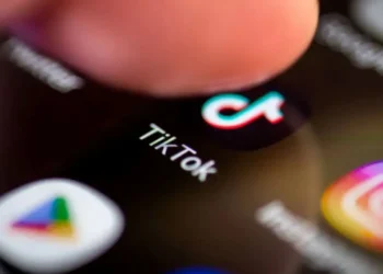 Ícone do aplicativo TikTok em smartphone representando o Concurso Literário do BookTok.