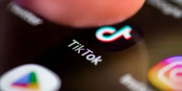 Ícone do aplicativo TikTok em smartphone representando o Concurso Literário do BookTok.