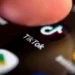Ícone do aplicativo TikTok em smartphone representando o Concurso Literário do BookTok.