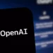 O logo da OpenAI em branco sobre um fundo gradiente em tons pastel de azul e roxo, com a inscrição "Jobs Platform", nova platorma de emprego com IA.
