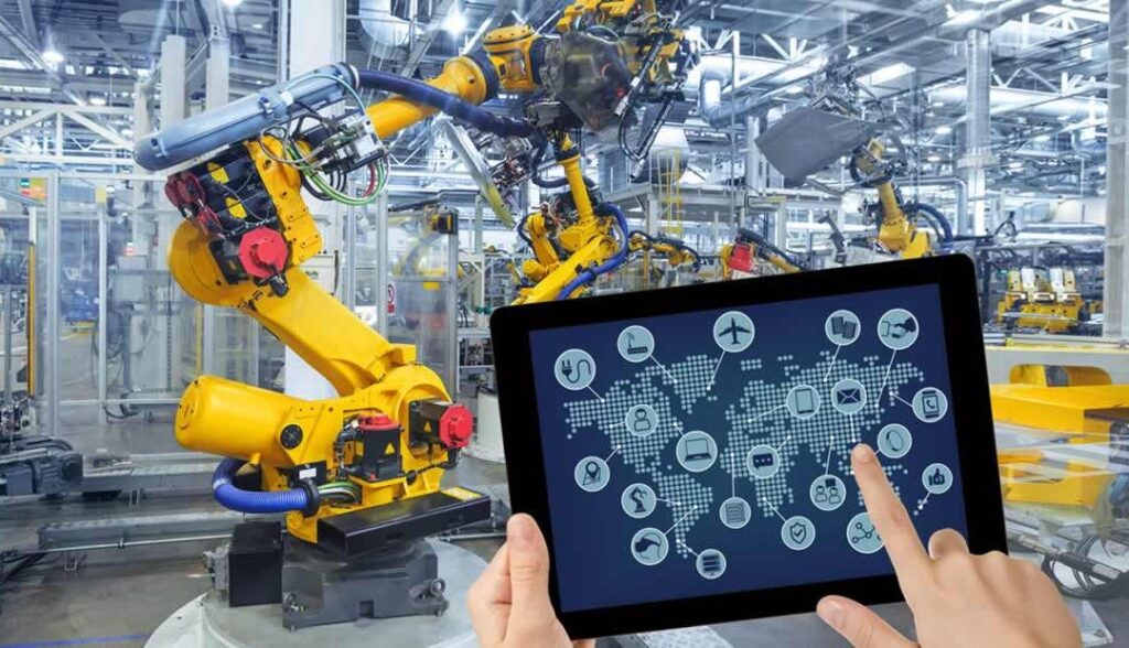 Tablet com uma interface de rede global em frente a robôs industriais em uma fábrica.