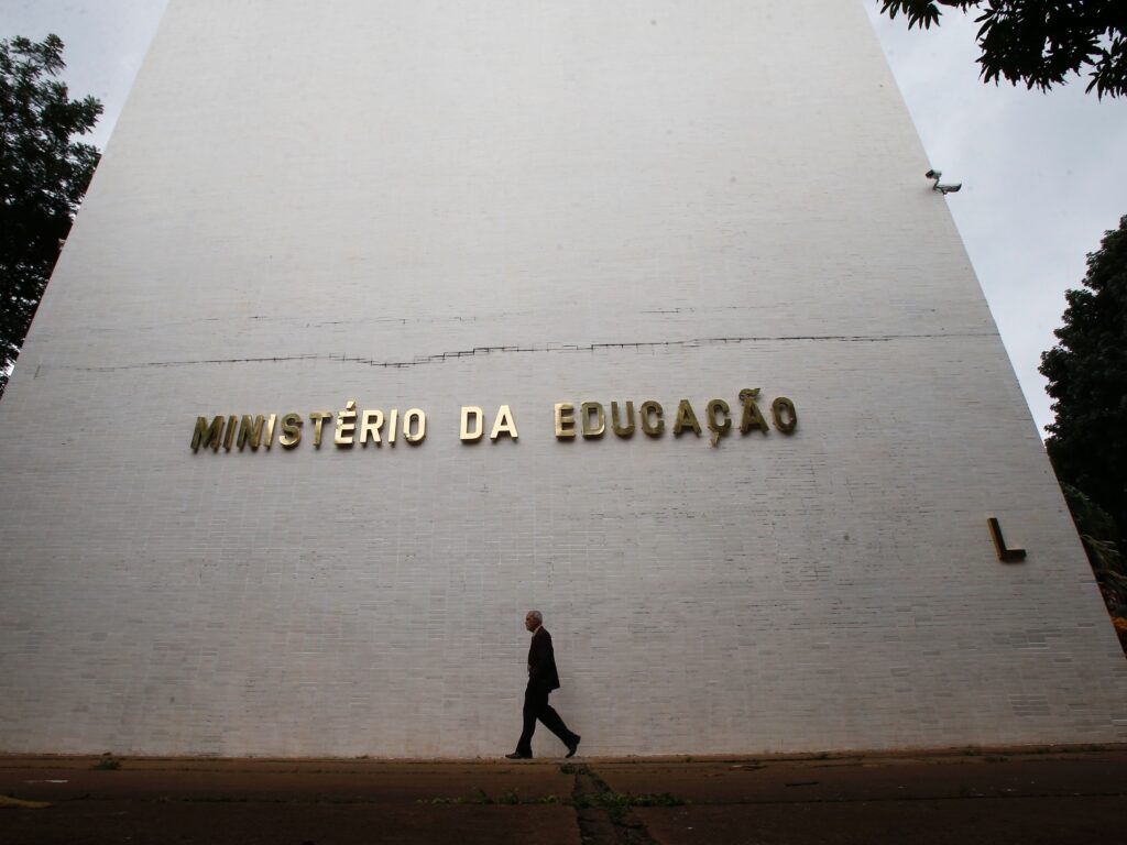 O prédio do Ministério da Educação (MEC) em Brasília, com a placa identificando o nome do ministério em letras douradas.