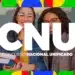 Estudantes sorrindo, um deles segurando livros, com o fundo desfocado e a sigla CNU em destaque.