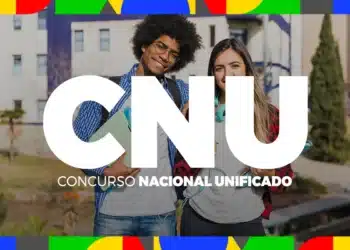 Imagem ilustrativa do Concurso Nacional Unificado (CNU), mostrando dois jovens sorrindo, com um fundo de universidade. A imagem representa a inclusão e a diversidade no serviço público brasileiro, tema abordado nas mudanças de paridade de gênero.
