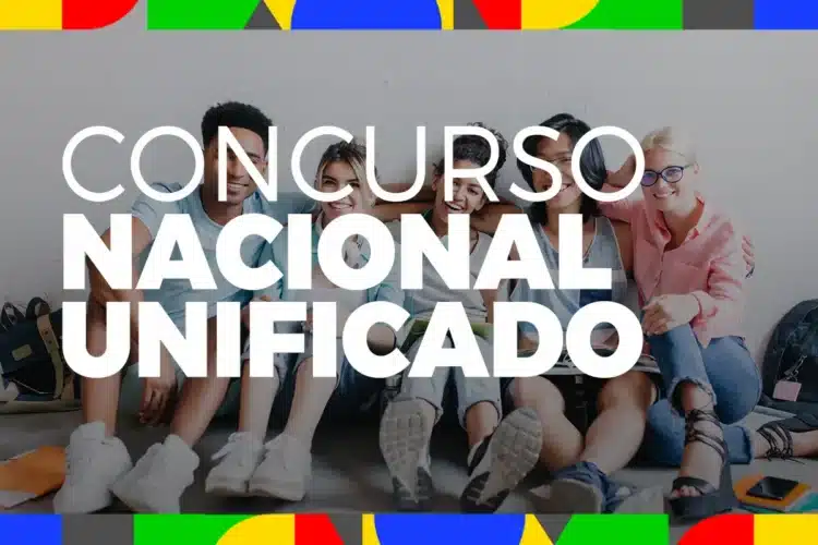Grupo de estudantes sorrindo, representando a diversidade no Concurso Nacional Unificado 2025.