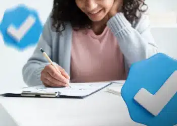 Candidata revisando materiais de estudo para a prova do CNU 2025, o 'Enem dos Concursos'.
