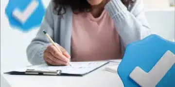 Candidata revisando materiais de estudo para a prova do CNU 2025, o 'Enem dos Concursos'.