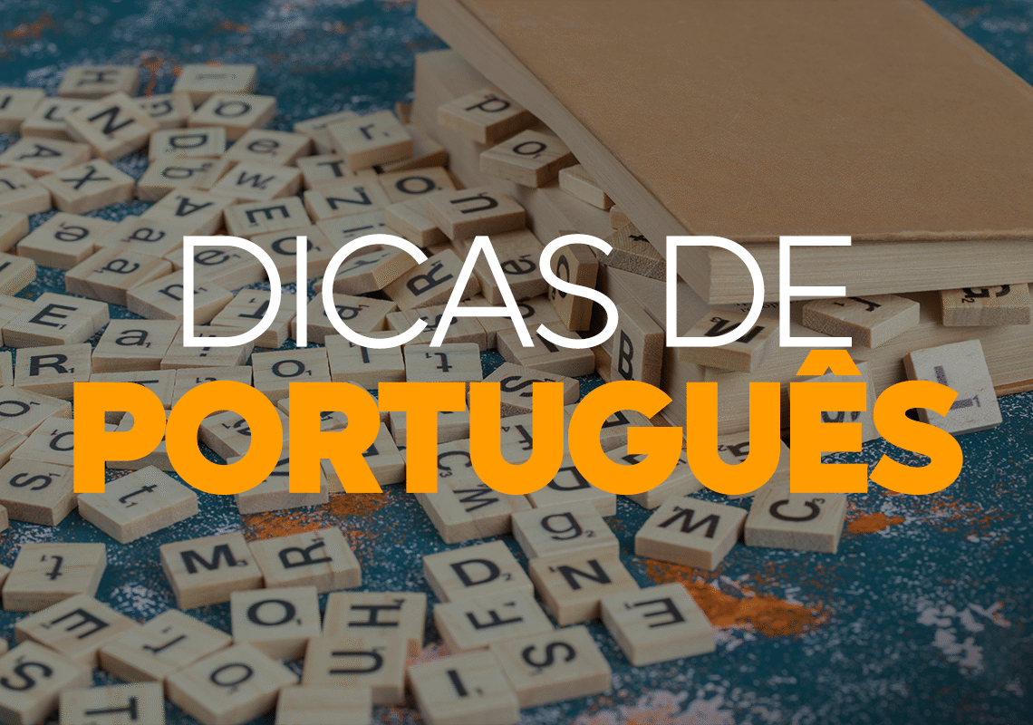 Blocos de letras de jogo de tabuleiro e um livro aberto sobre uma mesa, com o texto "Dicas de Português" sobreposto, representando o estudo e a composição de textos
