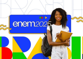 Jovem estudante sorrindo com materiais de estudo em frente ao logo do Enem 2025