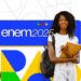 Jovem estudante sorrindo com materiais de estudo em frente ao logo do Enem 2025