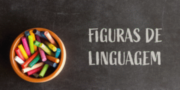 Giz de cera colorido em um pote de barro sobre um quadro-negro com os dizeres "Figuras de linguagem", representando a criatividade na escrita.