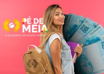 Estudante sorridente com mochila e cadernos ao lado de notas de 100 reais sobre fundo rosa, representando incentivo financeiro para o ensino médio, Pé-de-Meia.