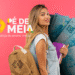 Estudante universitária com mochila e livros, com notas de dinheiro ao fundo, representando o benefício Pé-de-Meia.