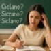 Estudante confusa em sala de aula, com dúvidas sobre palavras escritas no quadro Sicrano, Ciclano ou Siclano.