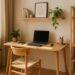 Escritório minimalista com mesa de madeira, notebook, plantas e estante