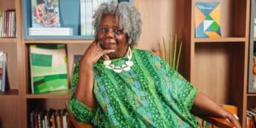 Conceição Evaristo com o cabelo grisalho usando vestido verde estampado recomendando livros para se dar bem no vestibular e no Enem 2025.