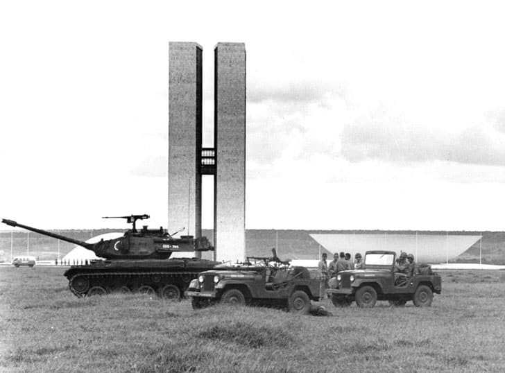 Tanques militares e jipes em frente ao Congresso Nacional em Brasília, simbolizando o golpe de 1964 e a ruptura da ordem democrática.