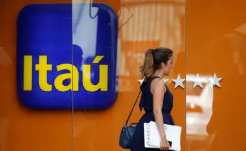 Funcionária do Itaú saindo de uma agência. Representa a demissão de bancários e a preocupação de sindicatos sobre o monitoramento de funcionários.
