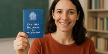 Mulher segurando uma Carteira Nacional do Professor