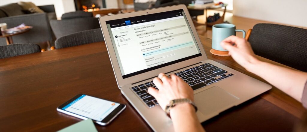 Profissional trabalhando em home office.