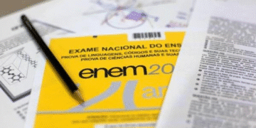 Caderno de questões do ENEM 2025 com um lápis e folhas de rascunho em uma mesa, representando a preparação para a prova.